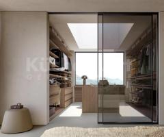 Dressing Chic Personnalisable avec Portes Coulissantes et Îlot Central | Bois et Verre Élégante - 2