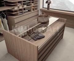 Dressing Chic Personnalisable avec Portes Coulissantes et Îlot Central | Bois et Verre Élégante - 6
