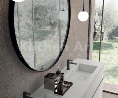 Salle de Bains moderne et Lumineuse : Plan de Travail Gris clair et Vitrines en Verre - 2