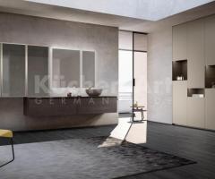 Salle de Bains Contemporaine : Vasque Céramique, Miroirs Rétroéclairés, et Colonnes en Rovere Moka - 2