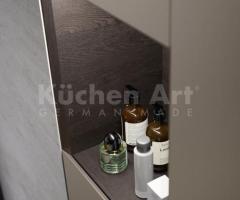 Salle de Bains Contemporaine : Vasque Céramique, Miroirs Rétroéclairés, et Colonnes en Rovere Moka - 9