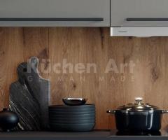Cuisine Moderne en Gris Perle Bril­lant – Élégance Neutre avec Finitions en Bois et Noir - 2