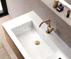 Salle de Bain Minimaliste avec bois sombre et Miroir Sky