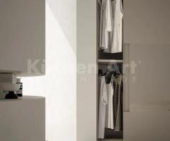 Armoire Coulissante avec Poignée Intégrée et Portes Décoratives : Élégance et Dynamisme - 3
