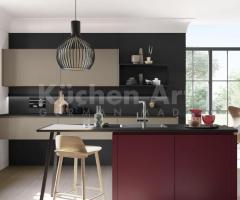 Cuisine ouverte avec coin repas couleur Bordeaux : Élégance Moderne - 2
