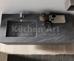 Salle de bain moderne effet marbre noir avec vasque intégrée - 5